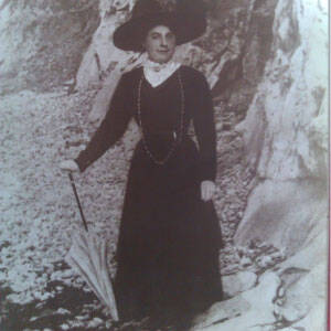 immagine antica di una donna in abito