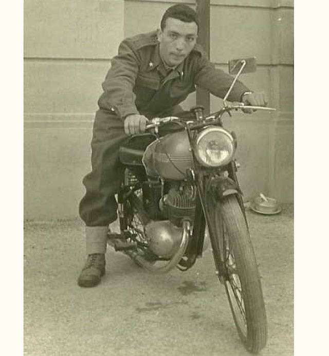 foto di un uomo in moto trovata in ricerche genealogiche